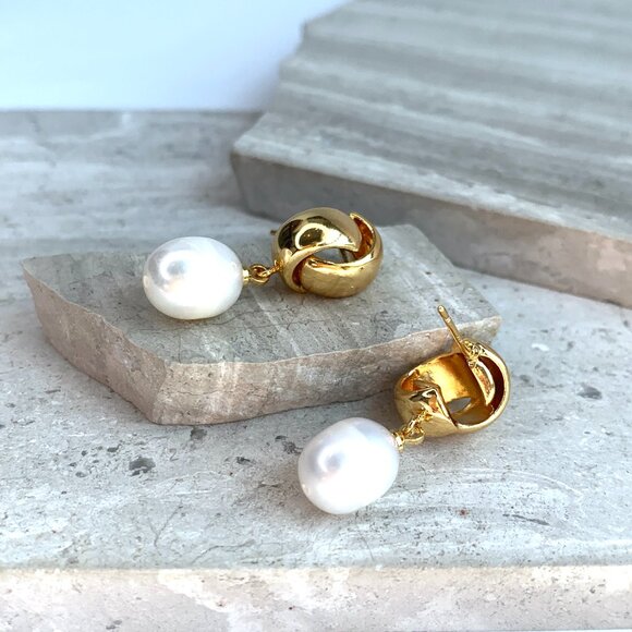 NEW~ Anthropologie Shashi Gold Overlap Stud & Genuine Pearl Dangle Earrings - Picture 4 of 6